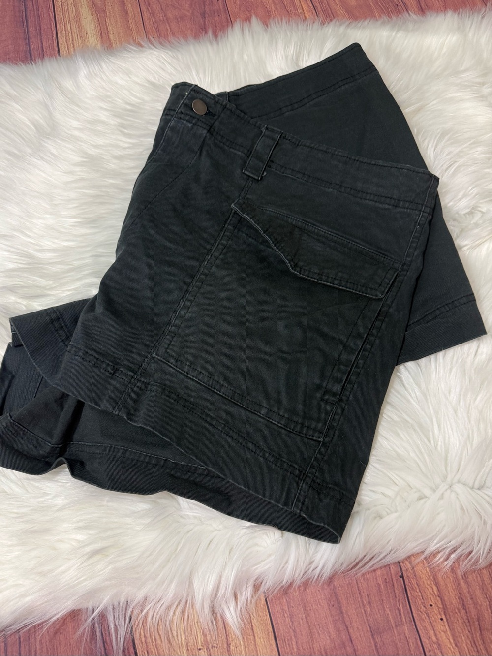 Old Navy Women’s Black Utility Shorts - Size 2X